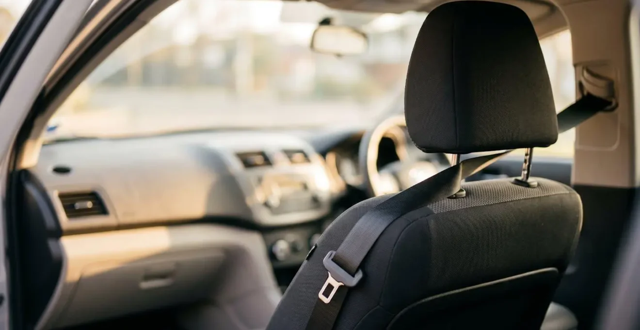 Vue symbolique illustrant les traumatismes corporels en accident de voiture avec éléments de sécurité