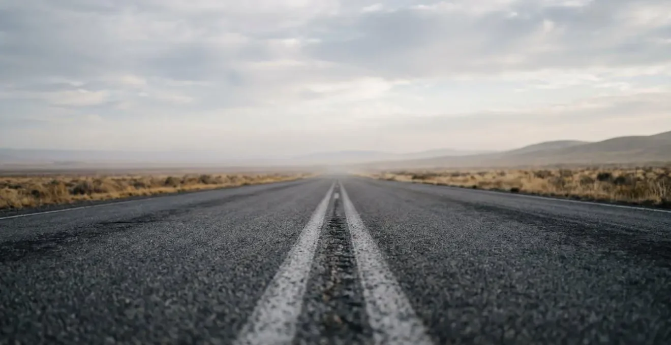 Vue d'ensemble minimaliste d'une route avec marquage au sol symbolisant le choix de couverture d'assurance