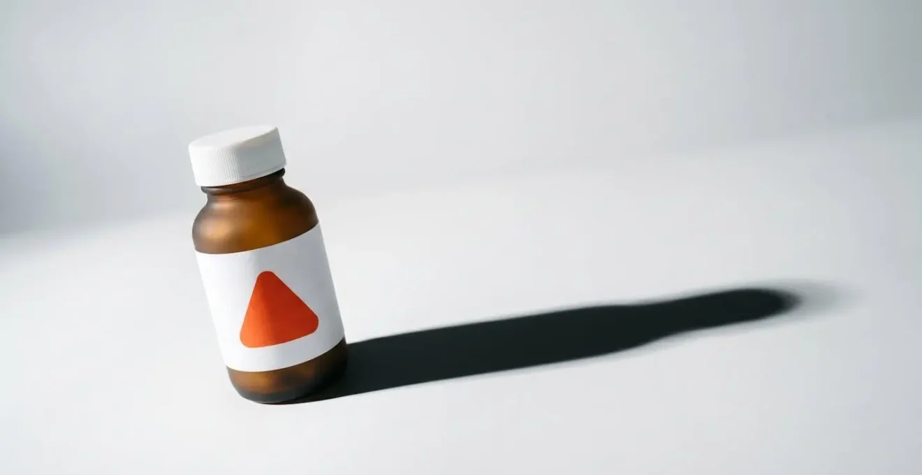 Gros plan sur un flacon de médicament avec pictogramme de mise en garde pour la conduite automobile