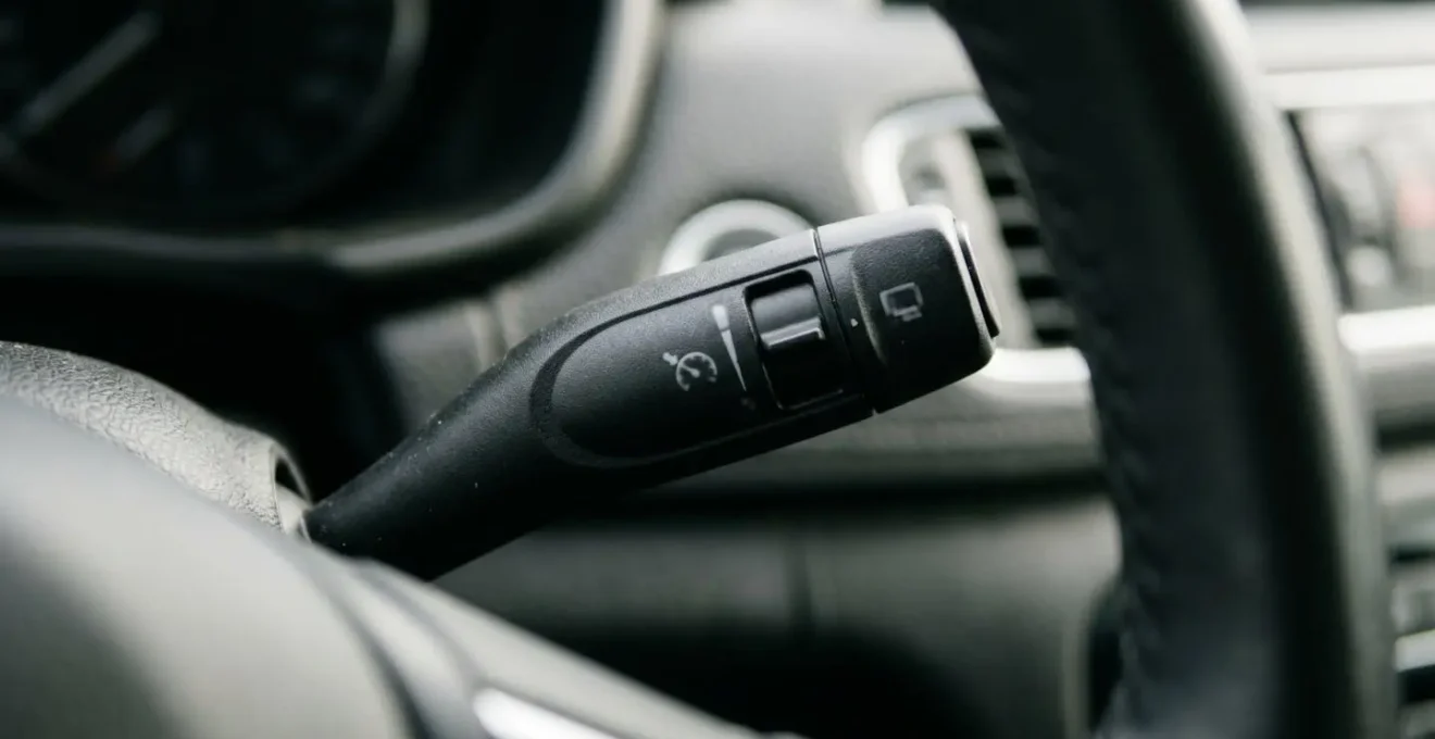 Vue rapprochée d'un volant moderne avec commandes de régulateur de vitesse intégrées